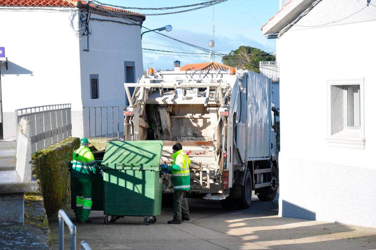 Las ayudas de la Junta permiten renovar la flota de camiones de recogida de basuras en los pueblos.
