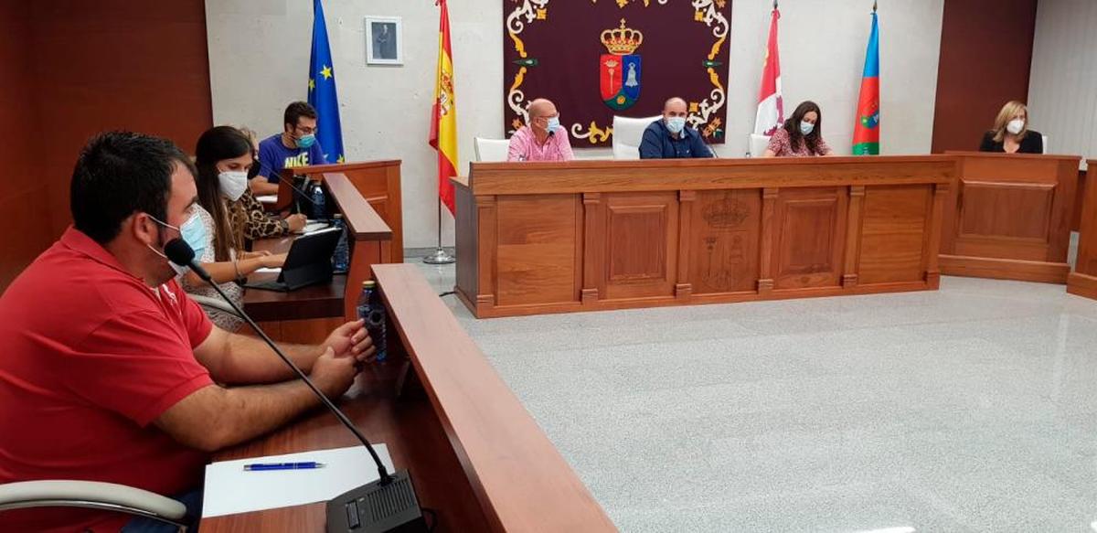 La Corporación municipal de Villares de la Reina durante la última sesión plenaria del Consistorio.