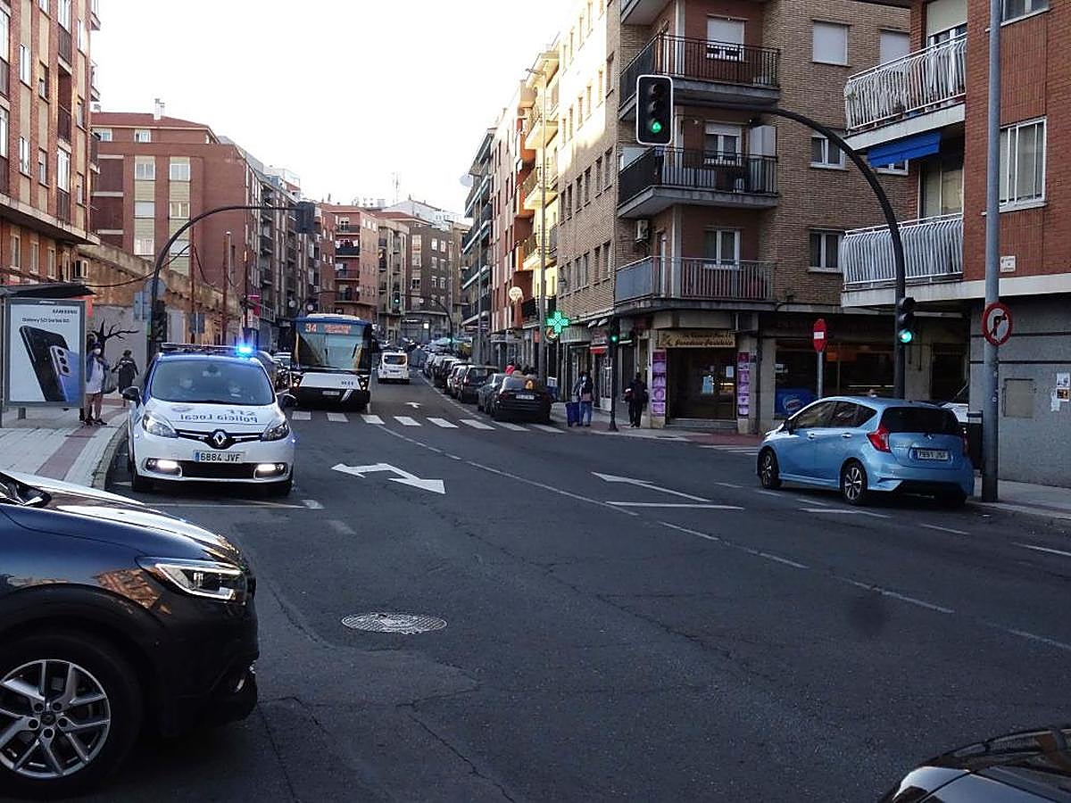Un coche echa a arder tras chocar con otro en la carretera de Ledesma