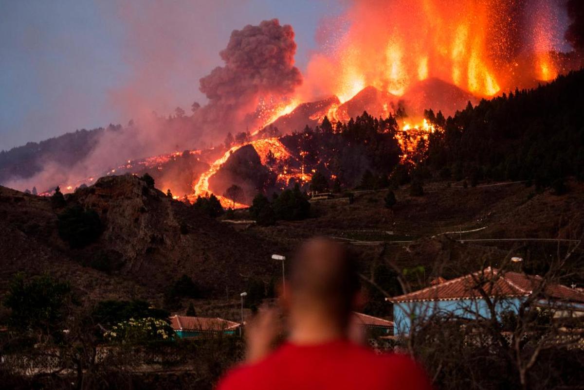 Ríos de lava discurren por la isla de La Palma