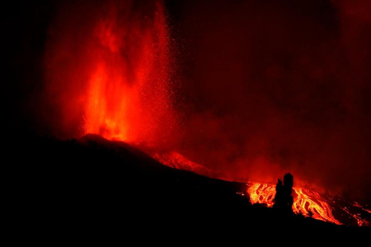 Imagen nocturna del volcán.