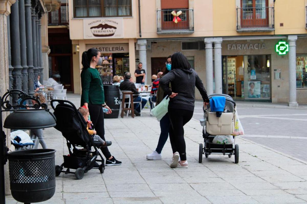 Madres con sus carritos infantiles en la Plaza Mayor de Alba de Tormes.