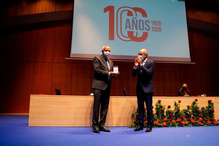 El presidente de GRUPOSA, Pedro Díaz, recibe la medalla de manos del presidente de la Diputación