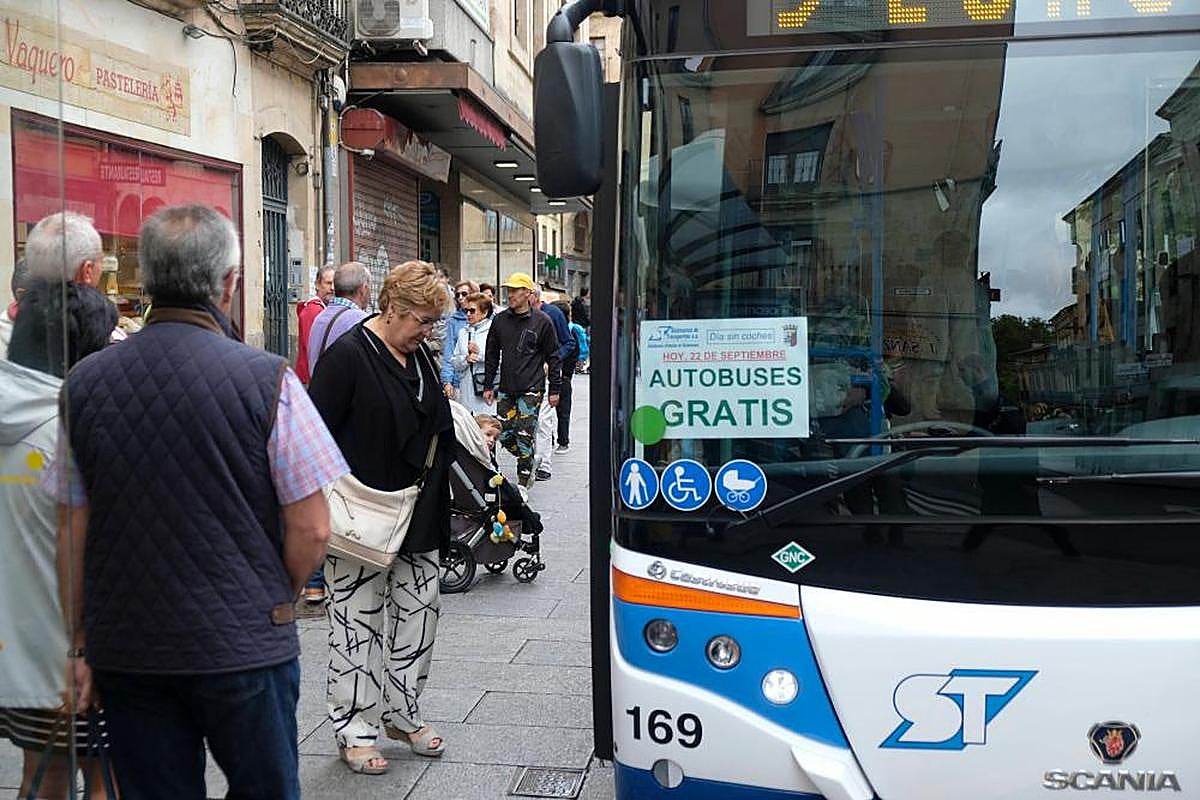 Una mujer espera para subir al autobús urbano gratis hace dos años