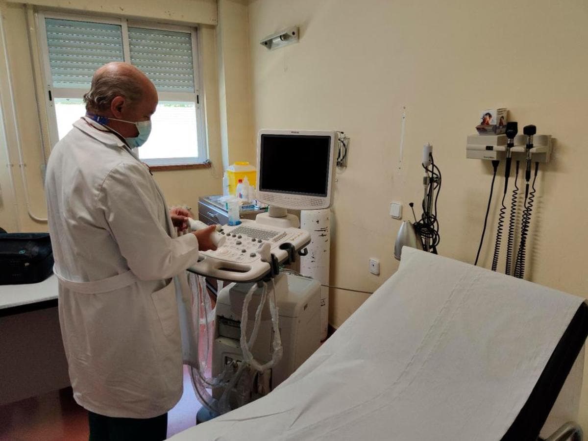 Un médico prepara el ecógrafo para su utilización en el centro de salud de Peñaranda