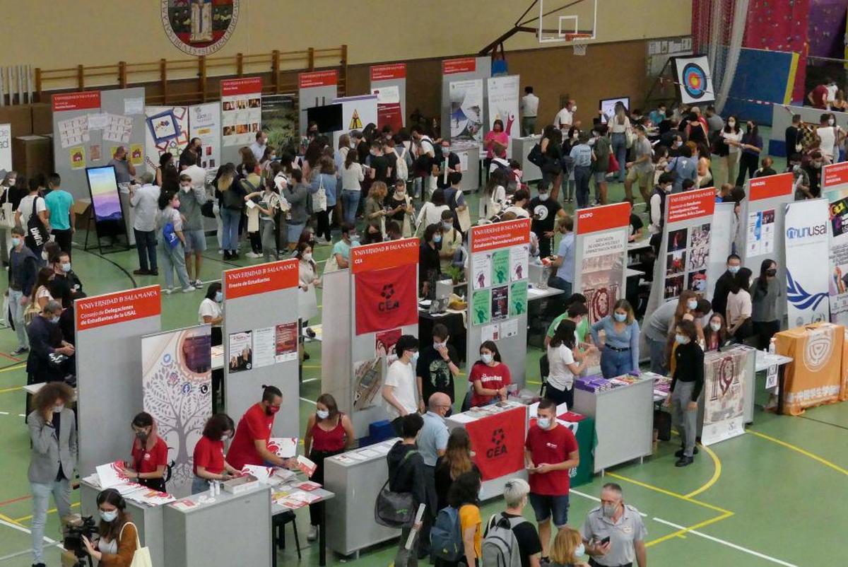 Ambiente en la Feria de Bienvenida a alumnos de la Universidad