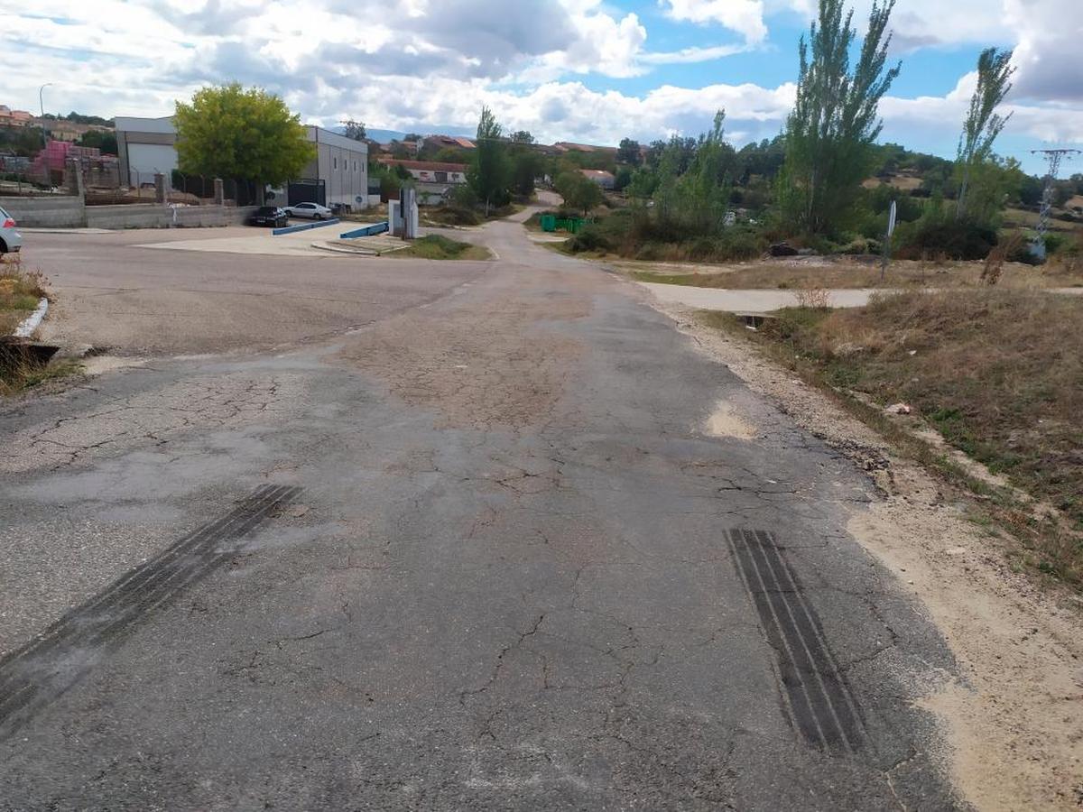 Estado actual de la carretera a la altura del polígono industrial de Los Santos.