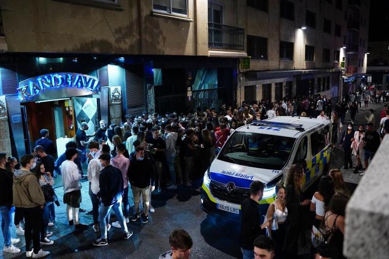 La Policía local pasa por una zona de marcha en Salamanca