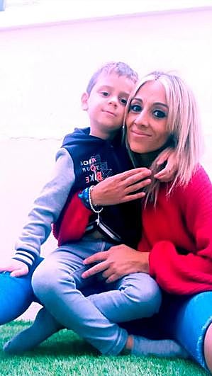 Beatriz Ramos abraza a su hijo Asier en su casa de Aldeatejada.