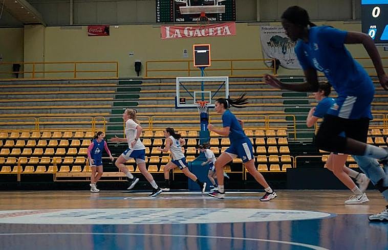 Las jugadoras del Avenida, en el entrenamiento de este viernes por la tarde.