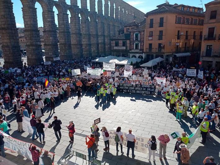 Cientos de personas reclaman en Segovia una sanidad pública digna y cargan contra Casado al grito de “consejera, dimisión”
