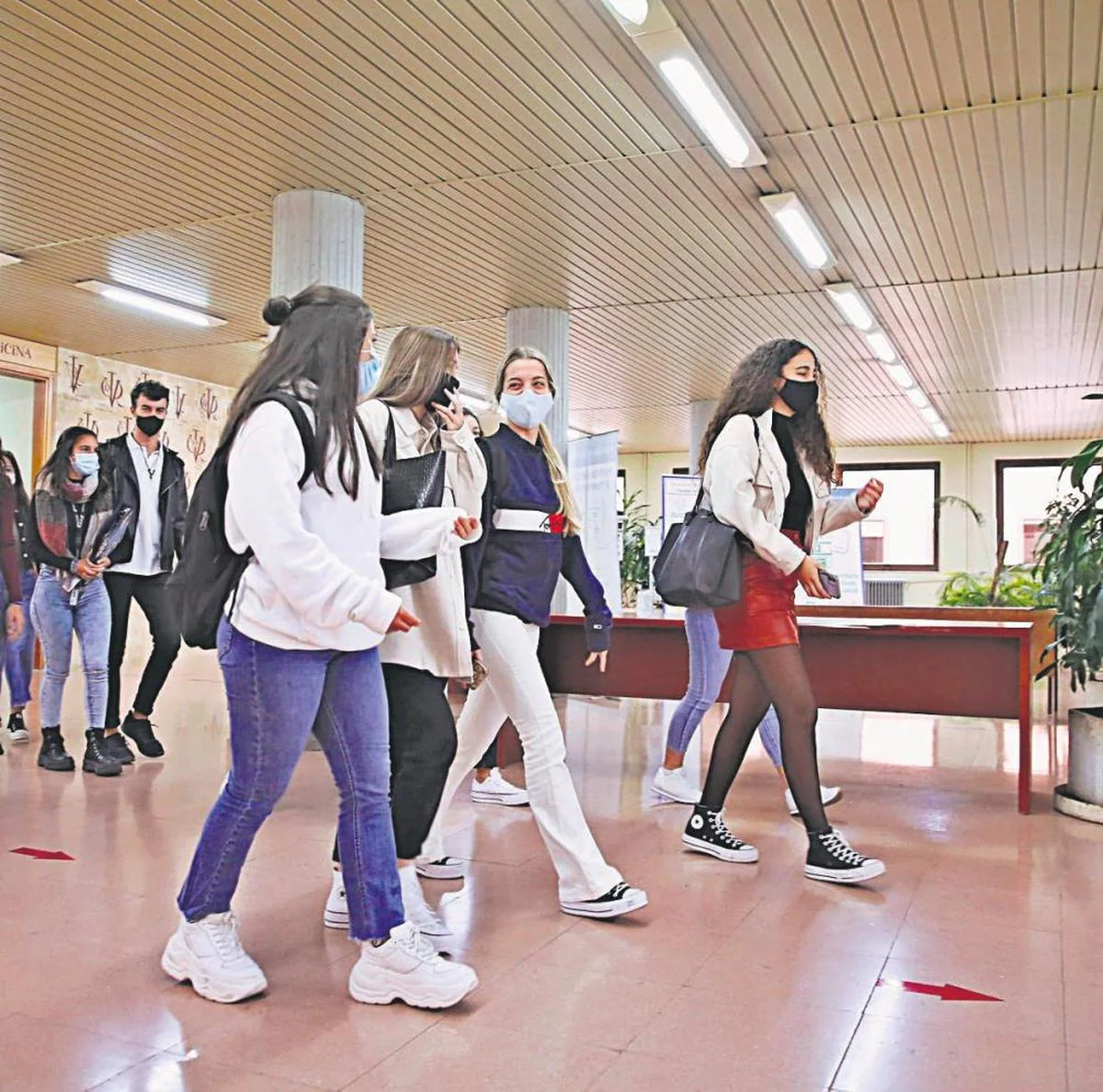 Estudiantes en la entrada de la Facultad de Medicina.