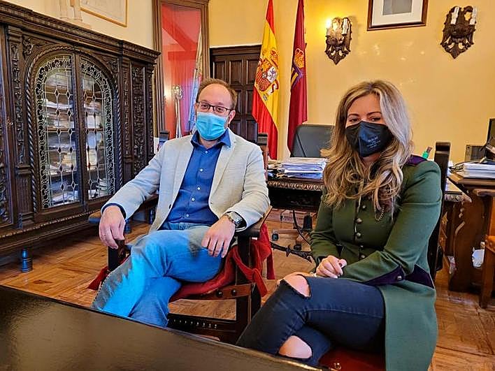 El alcalde mirobrigense, Marcos Iglesias, con la delegada de Formación y Empleo, Laura Vicente.