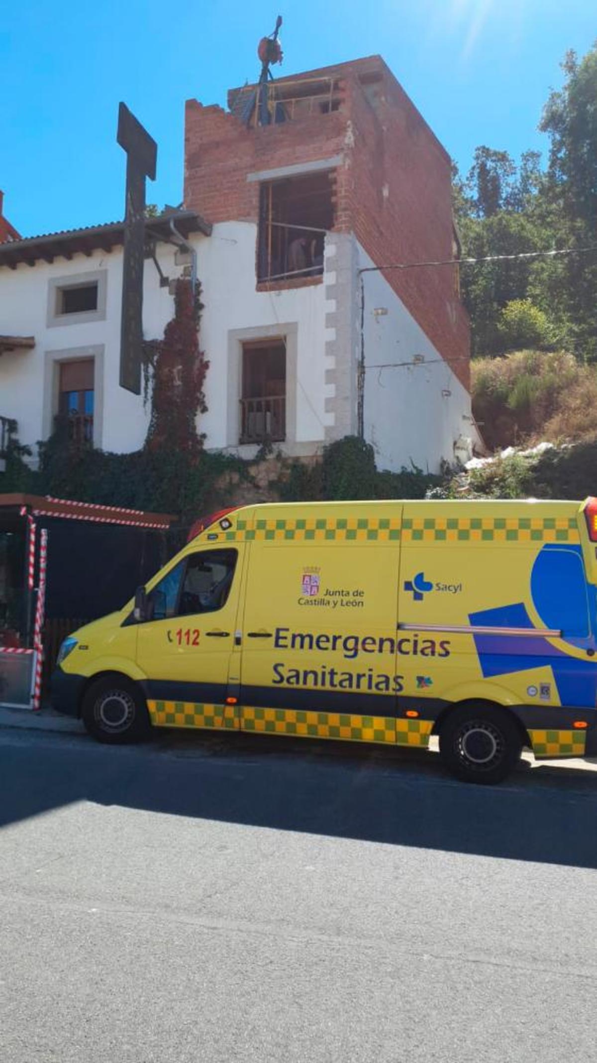 El hombre cayó desde una altura cercana a los ocho metros