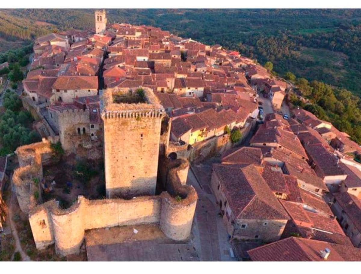 Vista aérea del Castillo de Miranda del Castañar que quiere abrir la asociación Patrihum Casmi a los visitantes.