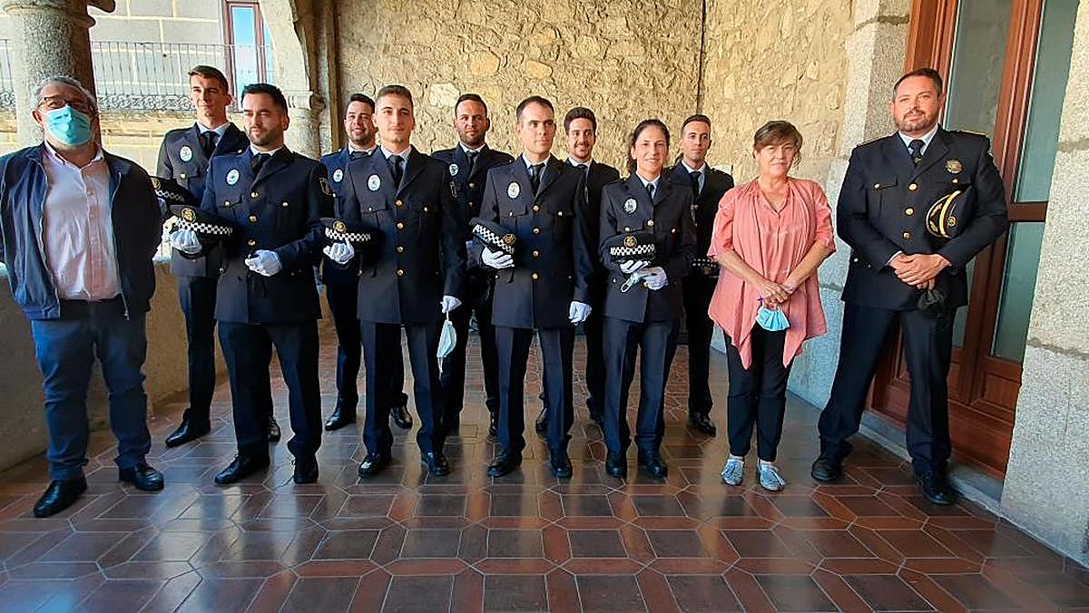 Las autoridades locales posaron ayer con los nueves agentes que se incorporan a la Policía municipal de la ciudad
