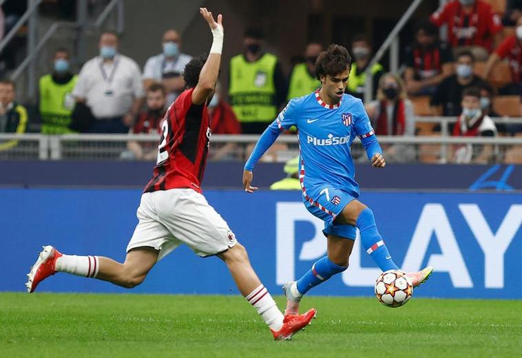 João Félix controla el balón ante un rival.