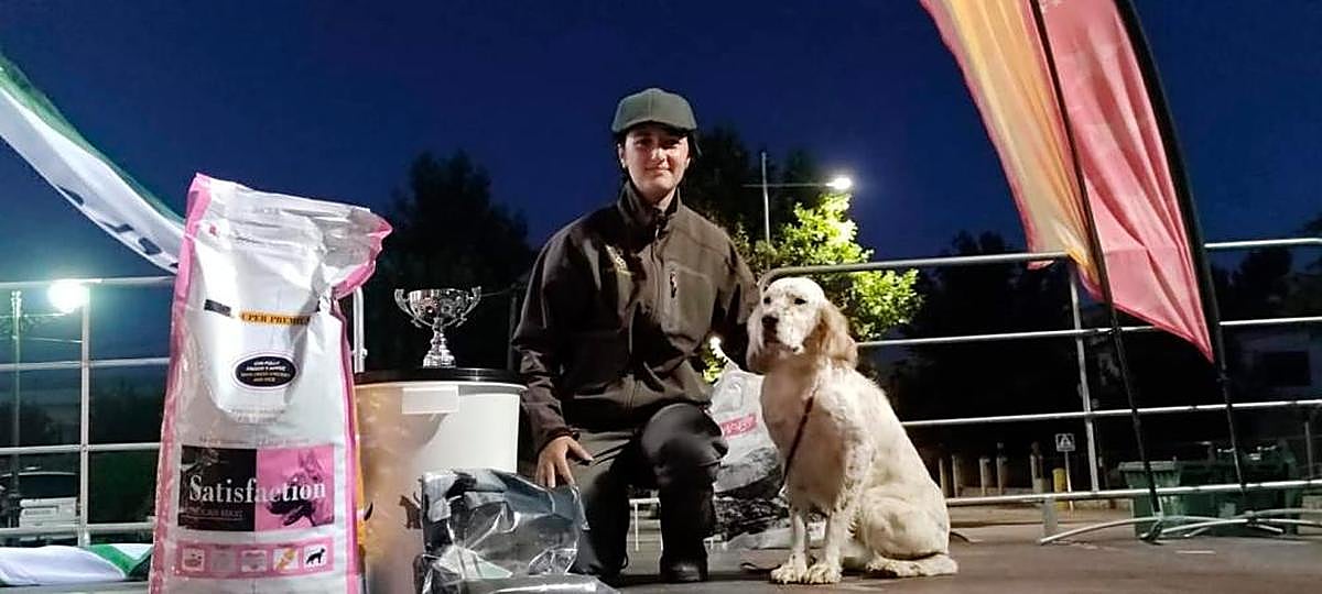 Lidia Pérez, junto a su perro “Chupi”