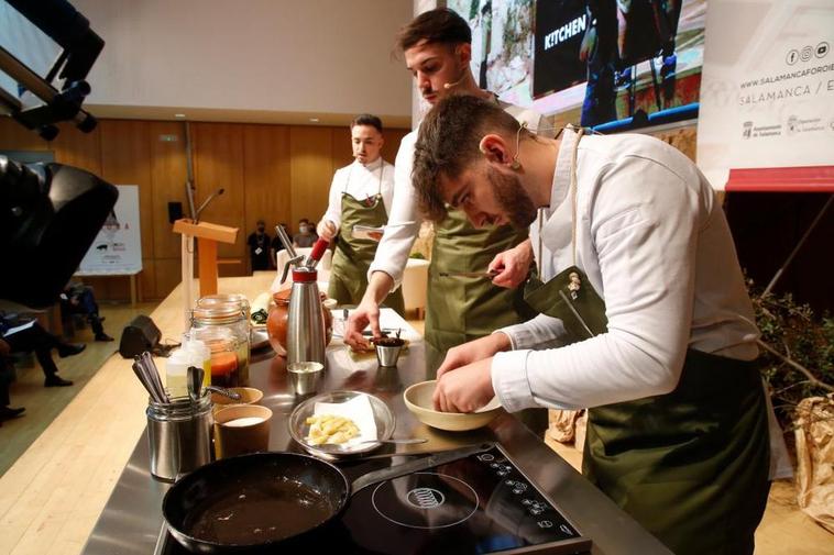 Javier Sanz y Juan Enrique Sahuquillo durante el cocinado.