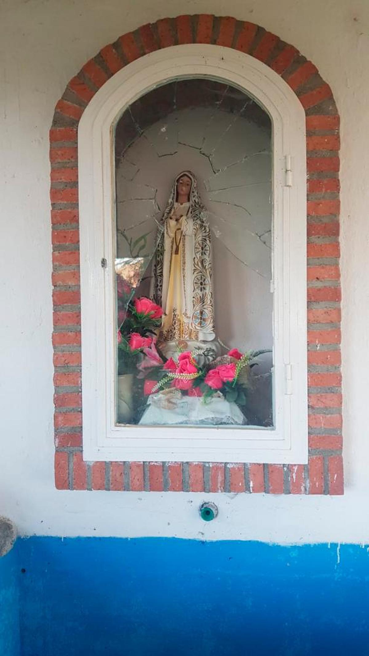 Vista de los desperfectos ocasionados en la imagen de la Virgen de Fátima de Rágama