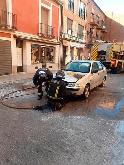 Los bomberos de Peñaranda junto al vehículo.