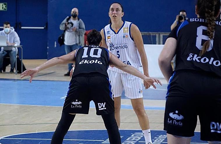 Maite Cazorla, en una jugada del partido.