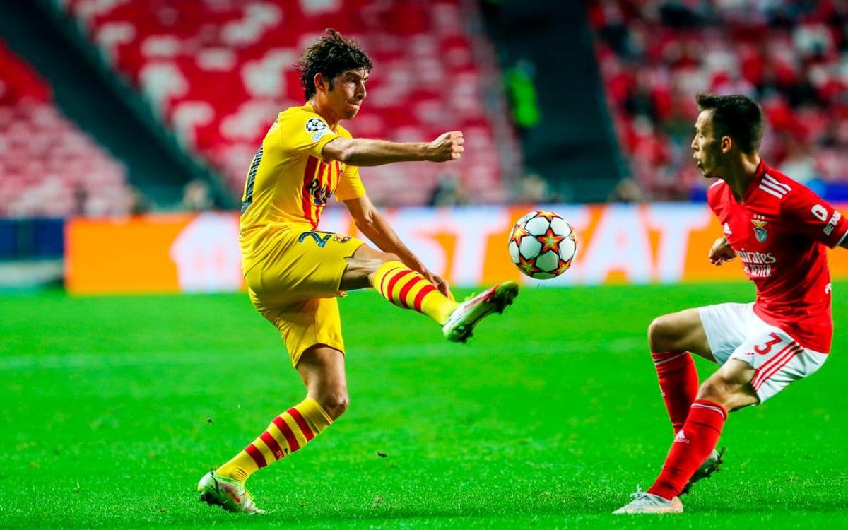 Sergi Roberto trata de controlar el balón ante un rival.