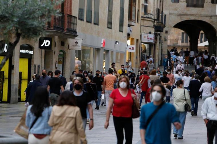 Salmantinos paseando por la calle Toro.