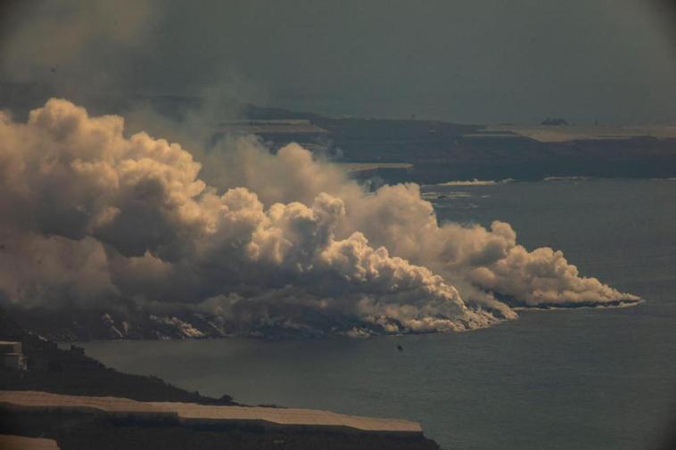 Imagen de la lava del volcán de La Palma en su llegada al mar