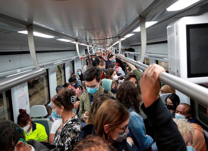 Pasajeros en uno de los trenes de cercanías de la estación de Chamartín, en Madrid.