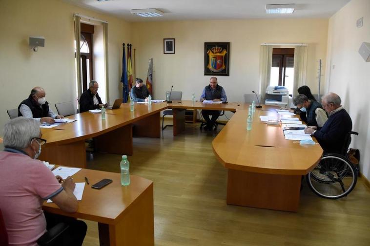 El alcalde, Julián Martín, en el centro, presidiendo la sesión de pleno de ayer en Villarino de los Aires