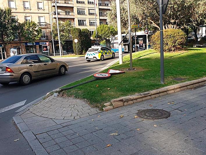 Un turismo derribó una señal en la plaza de España
