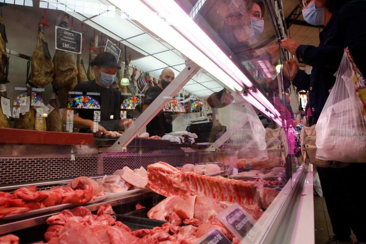 Clientes esperan para ser atendidos en una carnicería de Salamanca.