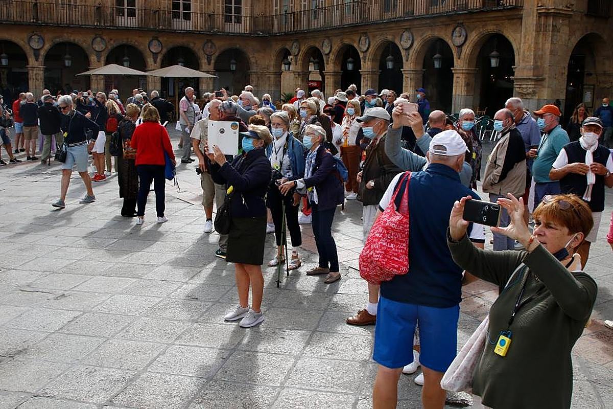 Turistas en la Plaza Mayor de Salamanca.
