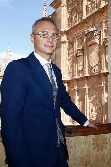 El rector Ricardo Rivero posa en la ventana de su despacho en el Antiguo Hospital del Estudio.