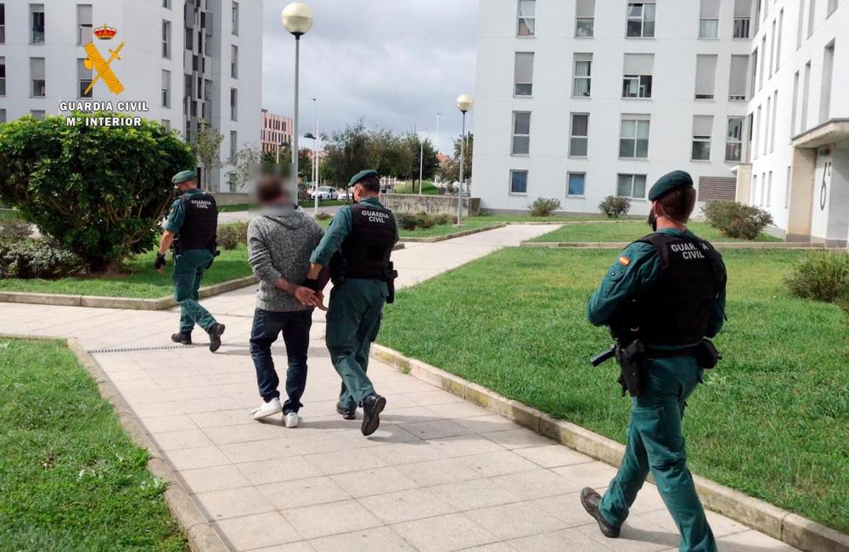 El detenido es conducido a la comandancia de la Guardia Civil