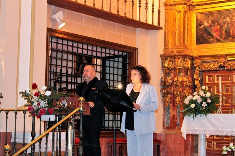 Charo López  y Luis Santana, en la iglesia de la Anunciación.