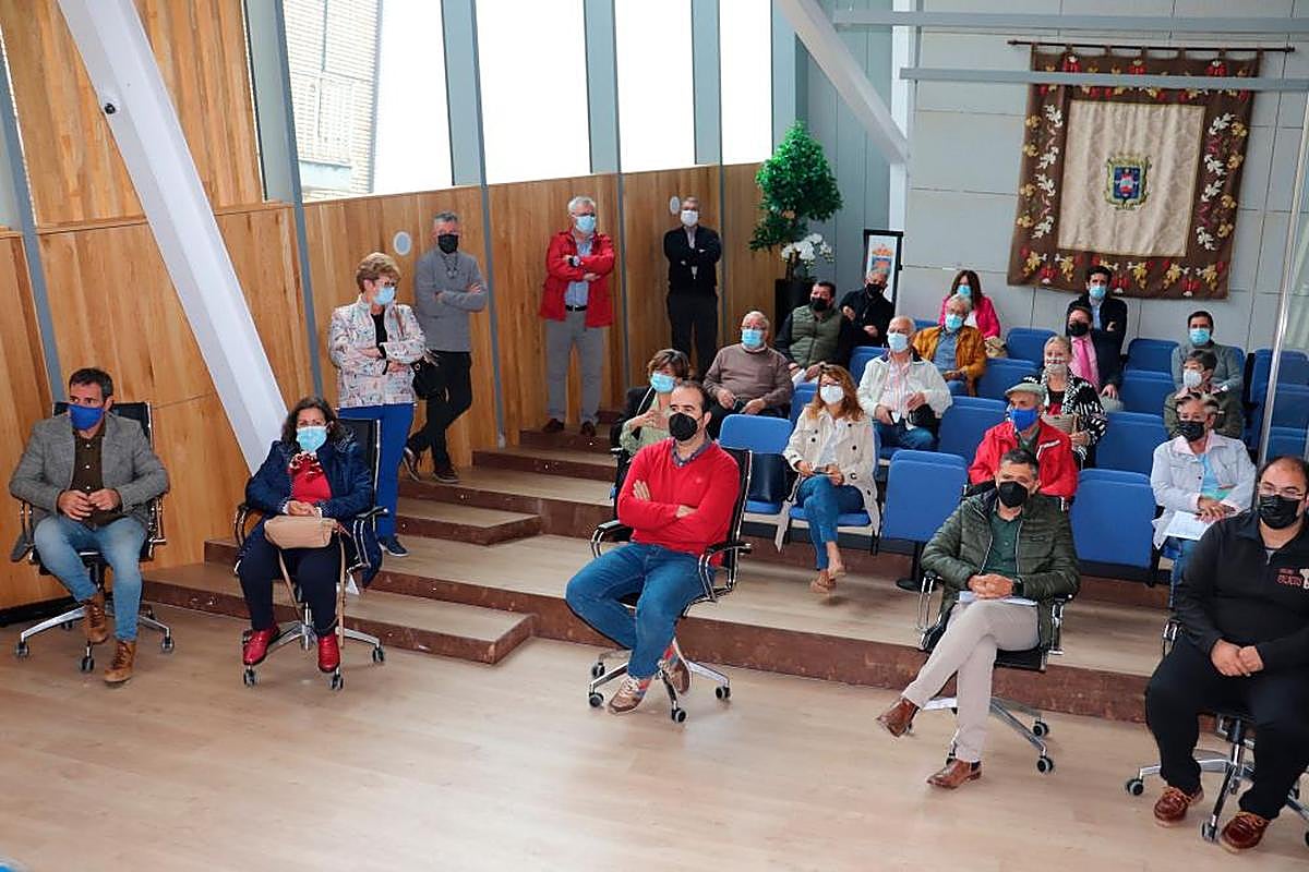 Imagen de los alcaldes, concejales y responsables de las empresas de transporte en Guijuelo.