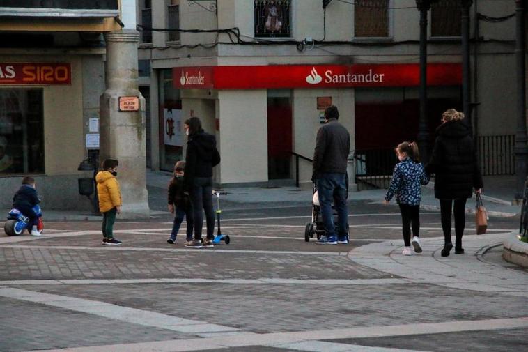 Familias con niños pequeños en la Plaza Mayor de Alba de Tormes.