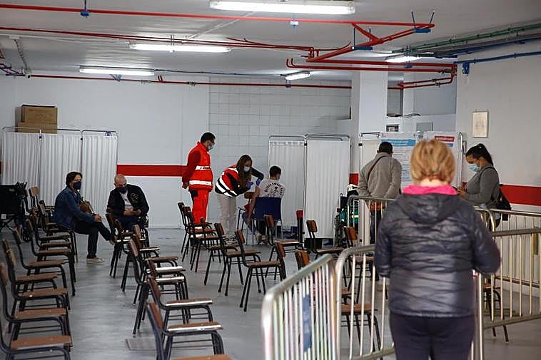 Personal sanitario vacunando en el centro de salud San Juan