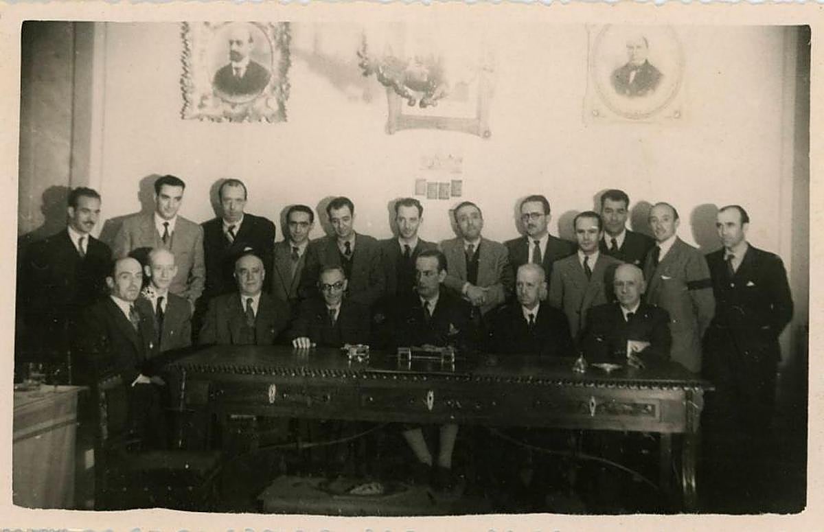 Camilo José Cela (centro) junto a la directiva del Casino Obrero de Béjar en 1951.
