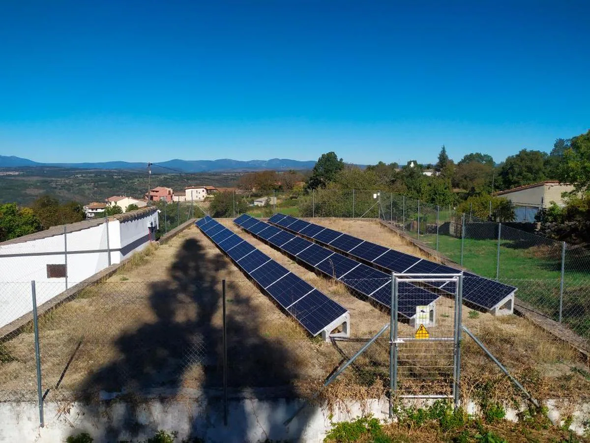 El Ayuntamiento de Puerto instaló las placas solares en el depósito.