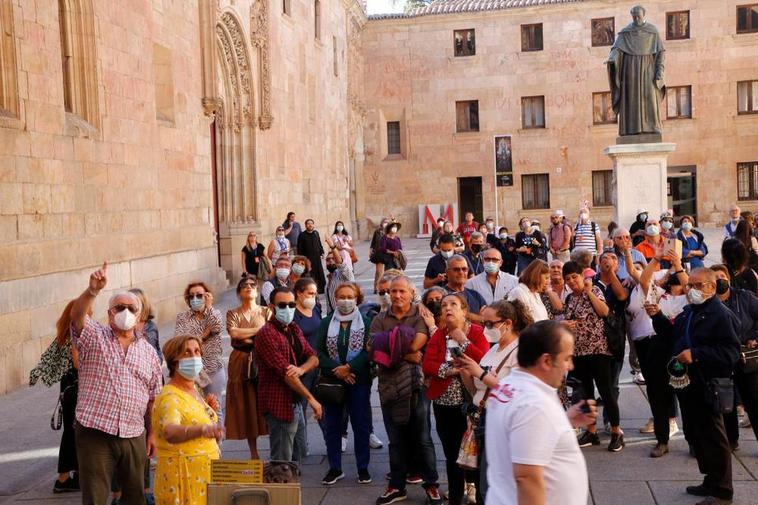 Decenas de viajeros, en la tarde de ayer ante la fachada de las Escuelas Mayores de la Universidad