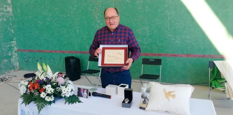 El sacerdote Manuel Muiños con parte de los regalos que recibió con motivo de sus 25 años en Cordovilla.