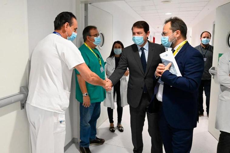 Mañueco, durante su visita al nuevo Hospital de Salamanca.