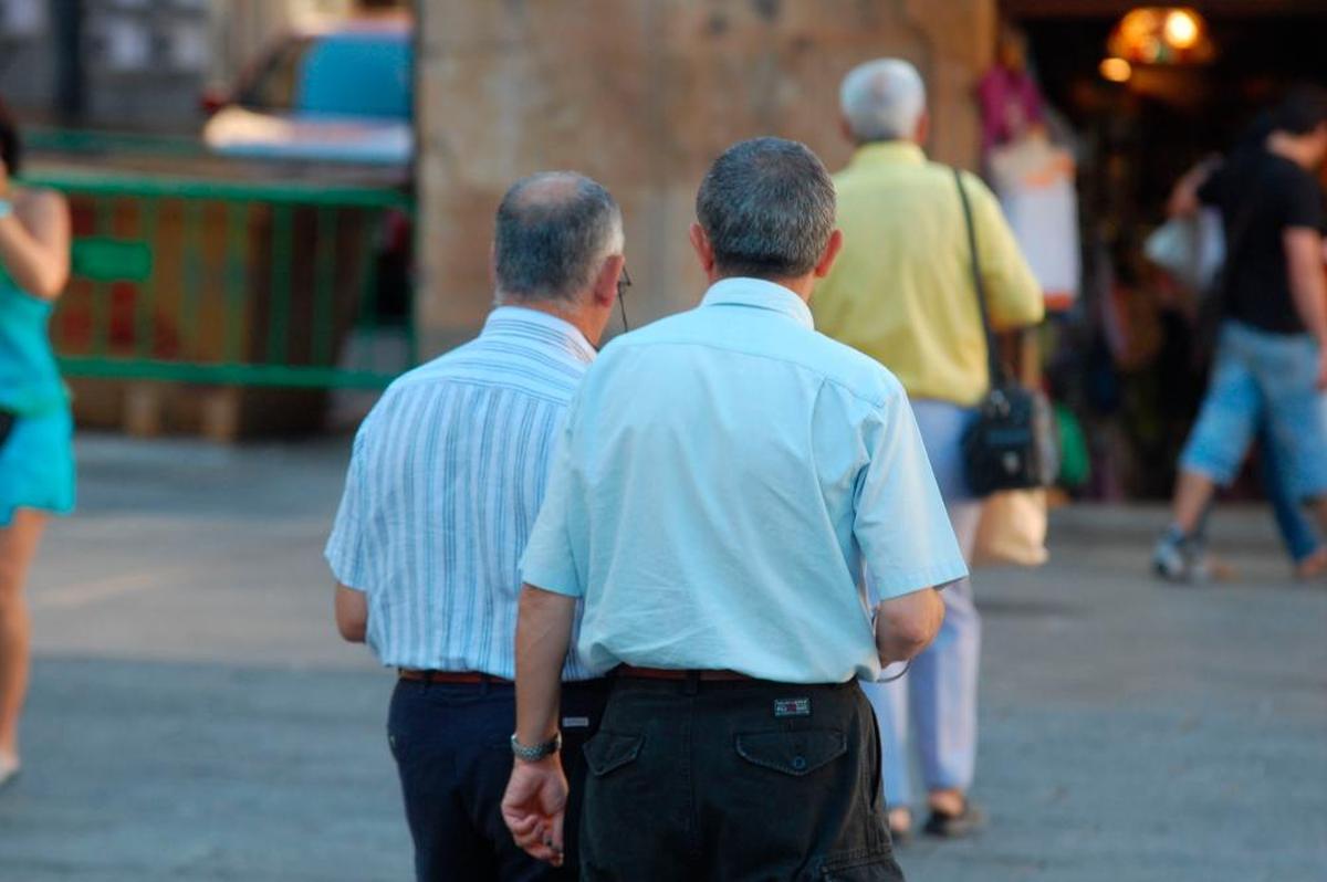 Dos personas mayores pasean por la ciudad