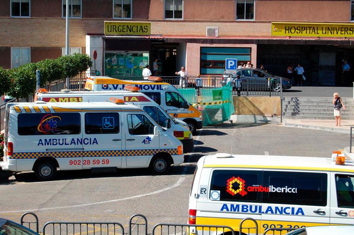 Varias ambulancias a la puerta del Clínico