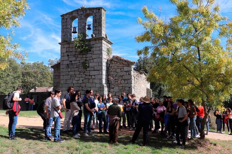 La jornada comenzó con una visita a la iglesia que se pretende restaurar en las Casas de Monleón.