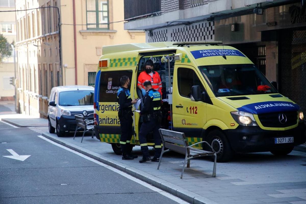 Una ambulancia en el lugar del atropello.