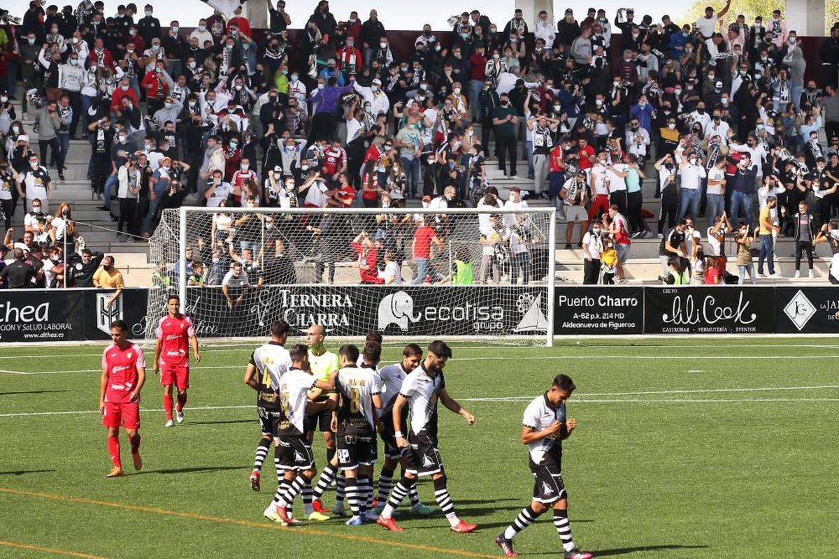 Los futbolistas del Unionistas celebran uno de sus tres goles contra el Tudelano.